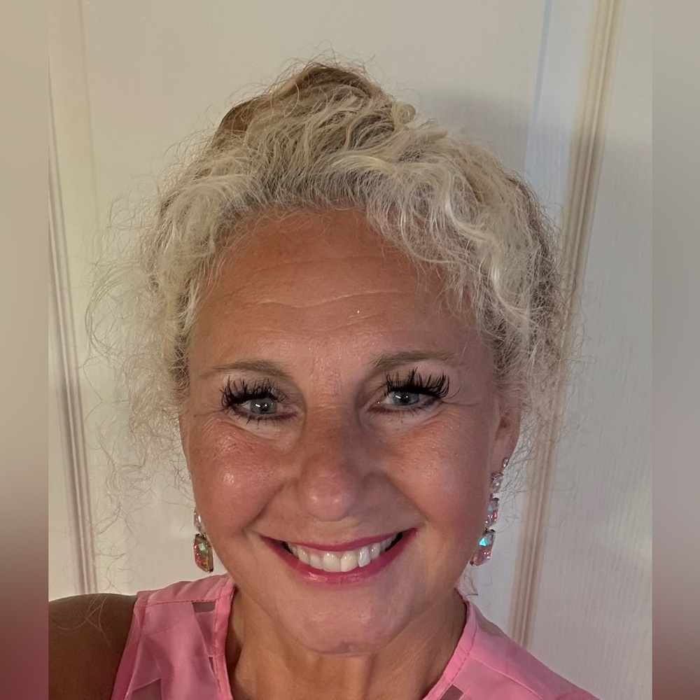 Valerie77smiles is LIVE!!!!😃Meet your Posher😊 - Picture 2 of 9